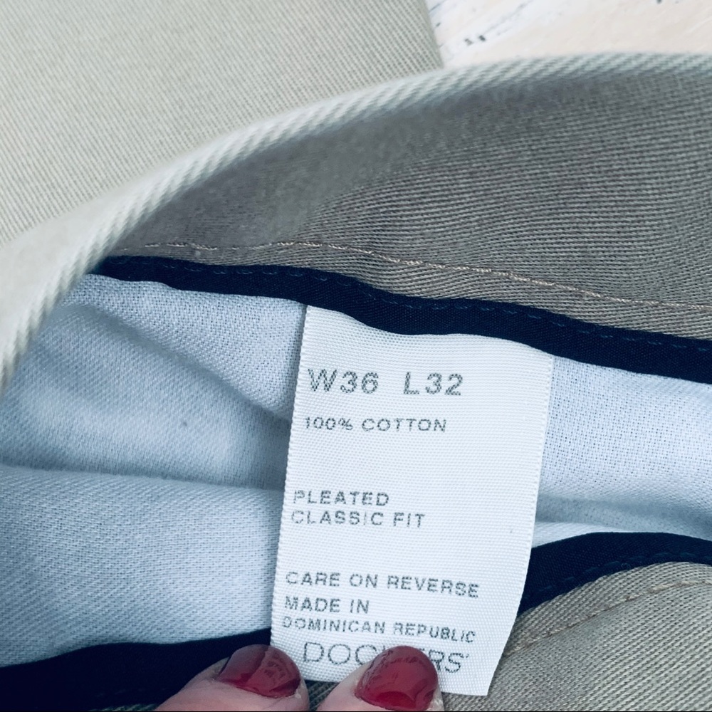Dockers khaki pants 36x32 pleated front GUC - Picture 4 of 5
